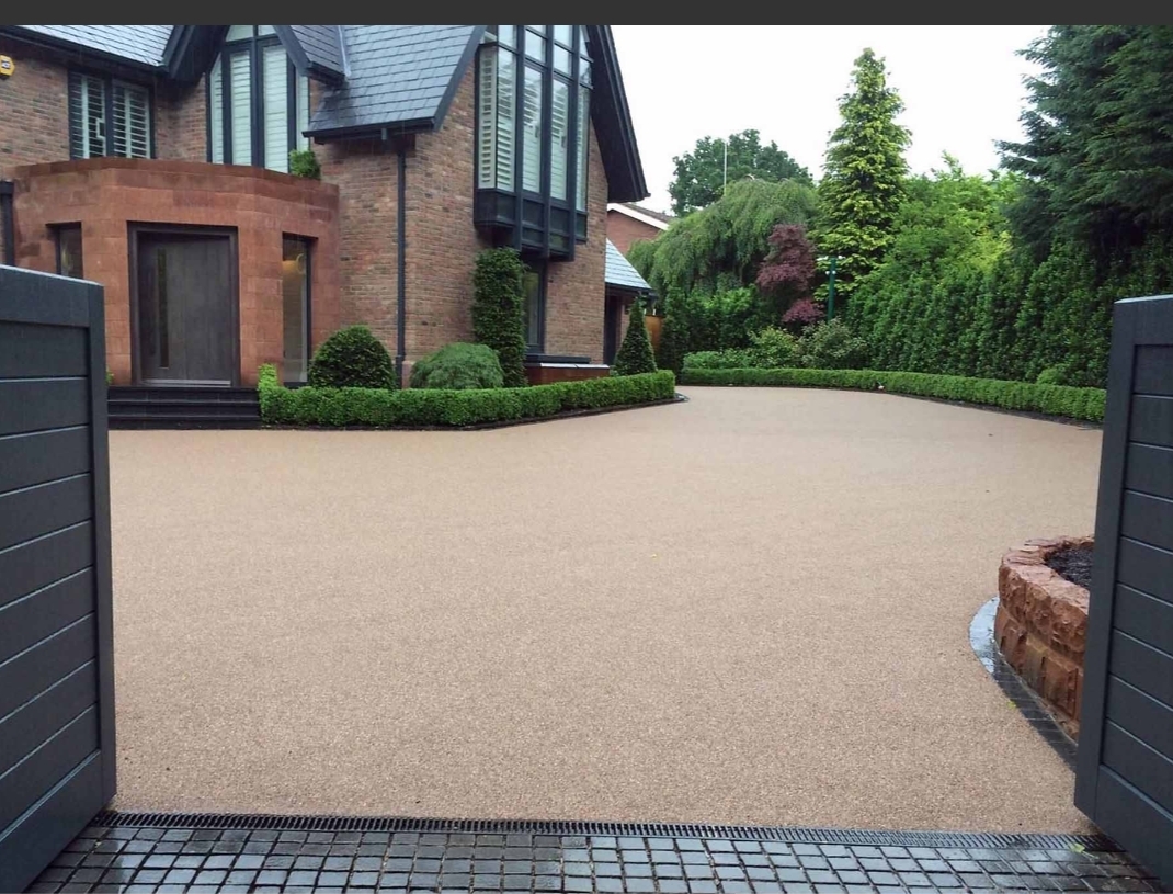 Premium resin bound driveway at a brick country house, Delaney Tarmac install