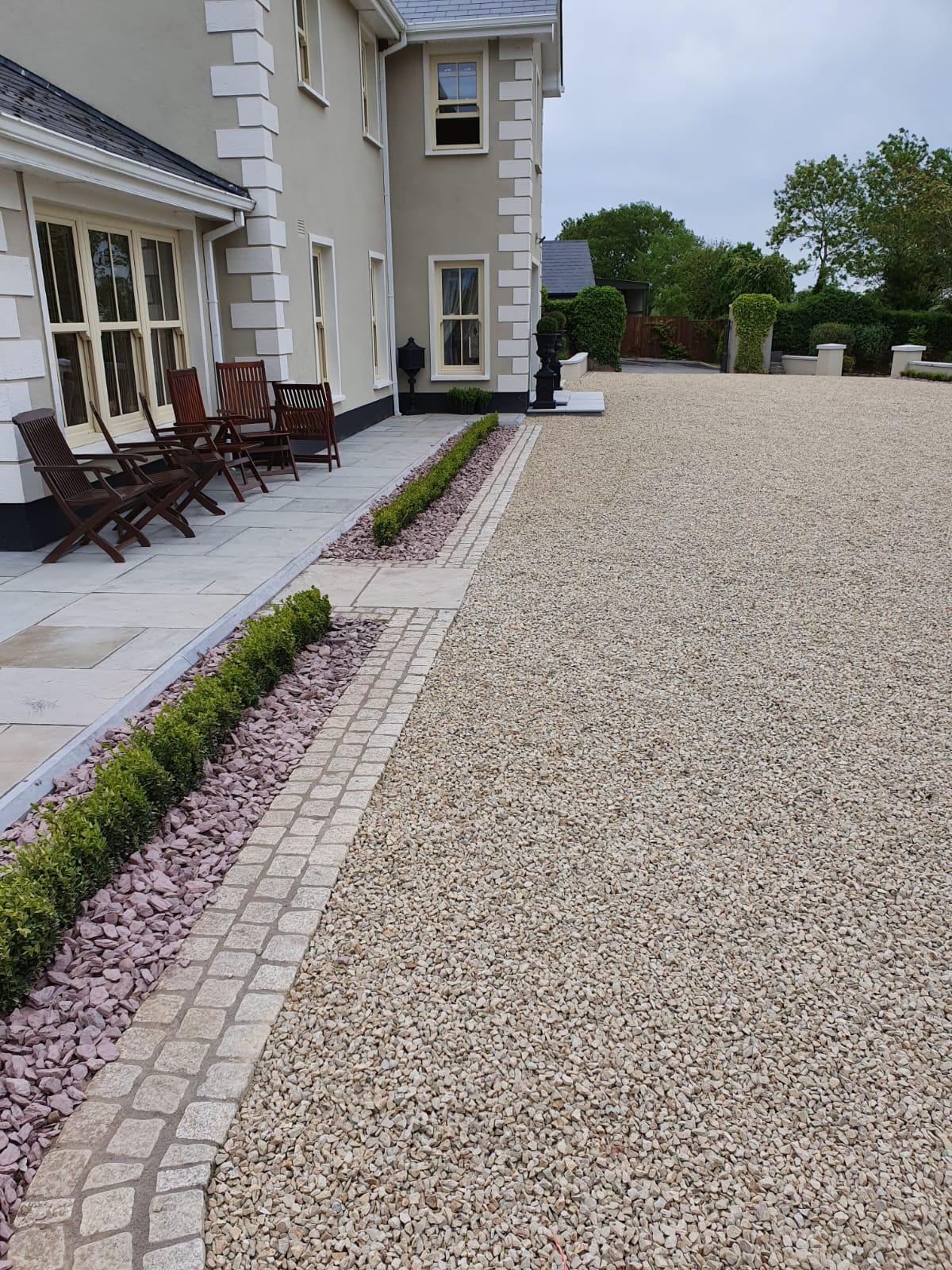 Gravel driveway with Indian sandstone side path and granite setts