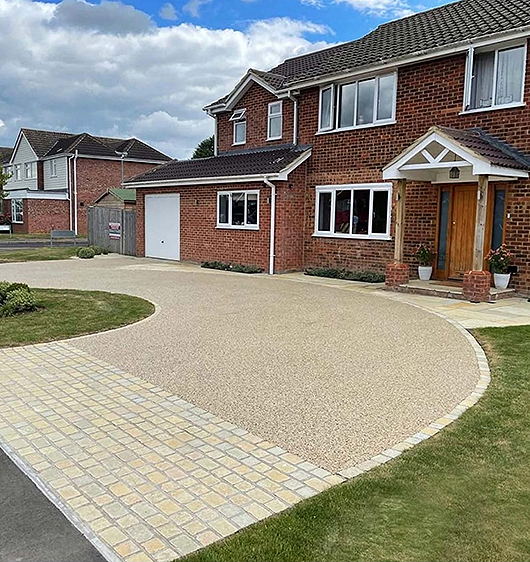 Resin bound driveway with seamless natural aggregate finish